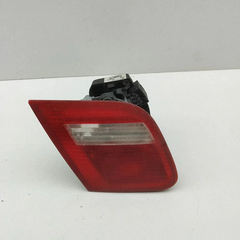 Aizmugurējais lukturis bagāžnieka vākā 8374809