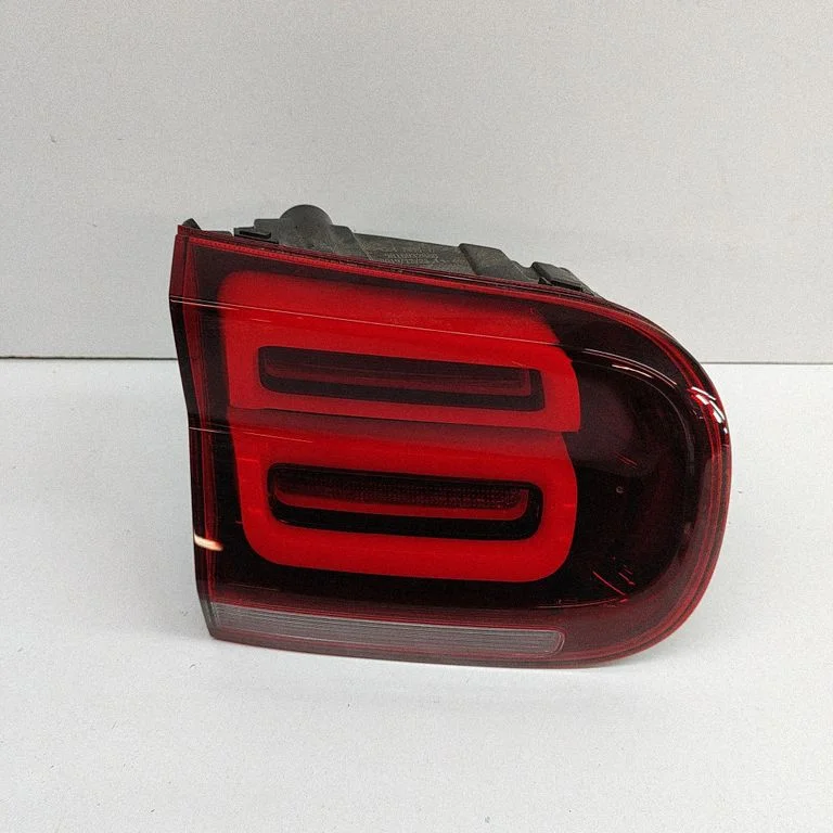 Aizmugurējais lukturis bagāžnieka vākā 9816932880