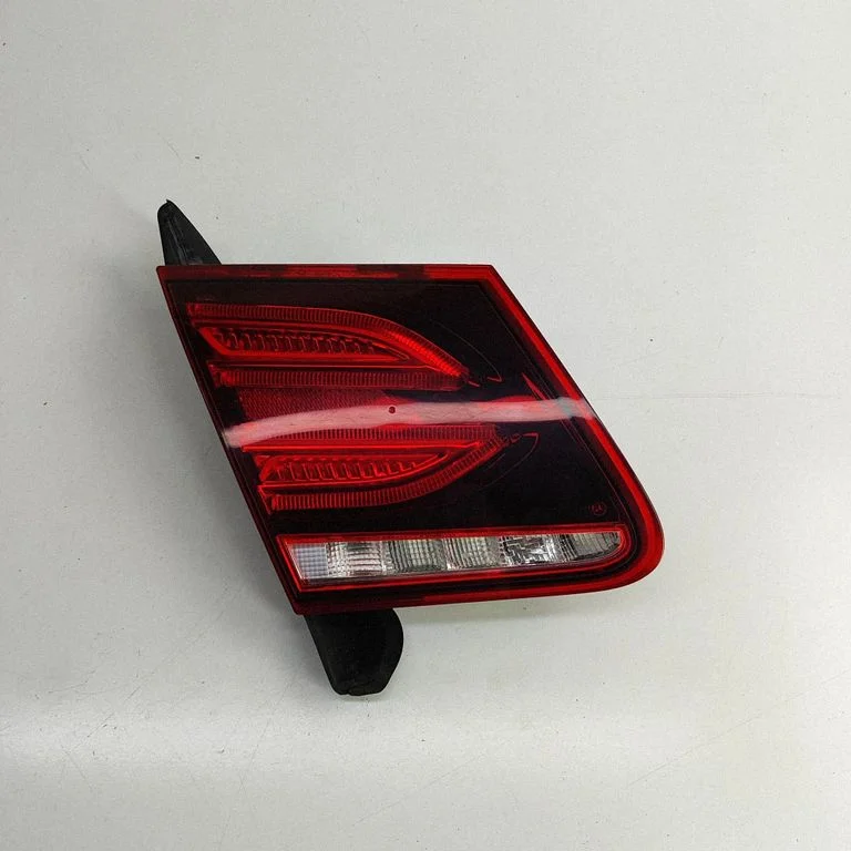 Aizmugurējais lukturis bagāžnieka vākā – Mercedes-Benz E klase C207 W207 (2009-2017)