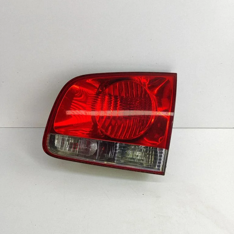 Aizmugurējais lukturis bagāžnieka vākā – Volkswagen Touareg I (2002-2010)