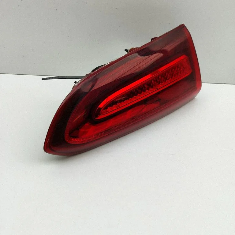 Aizmugurējais lukturis bagāžnieka vākā 92404S1100