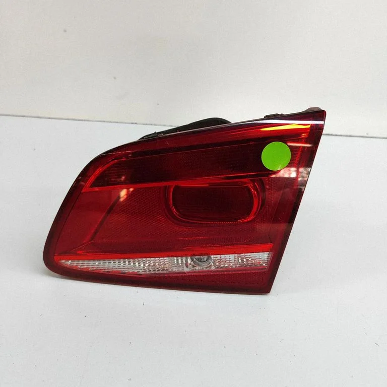Aizmugurējais lukturis bagāžnieka vākā 3AE945094J