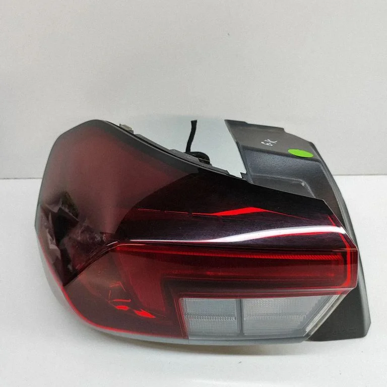 Lampa tylna w klapie 9829317380
