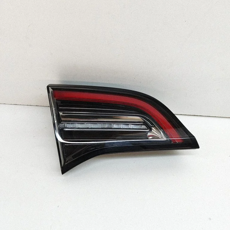 Lampa tylna w klapie – Tesla Model Y (2020-)