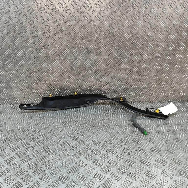 Aizmugurējā luktura apdare (līstīte) JX63406A76AF