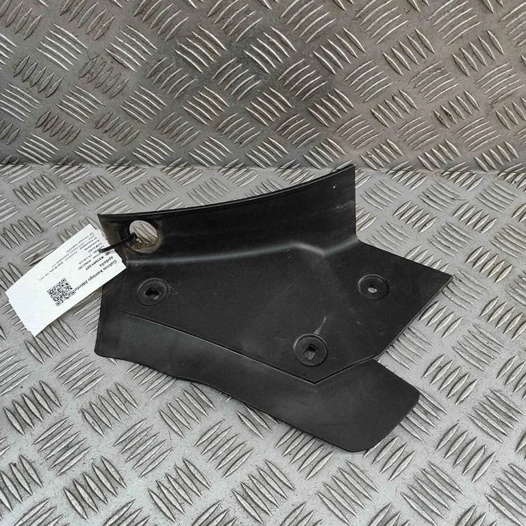 Aizmugurējā luktura apdare (līstīte) 9845204980