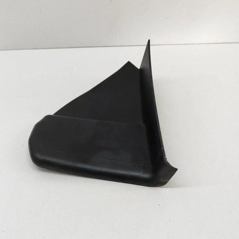 Aizmugurējā luktura apdare (līstīte) 4J3945254