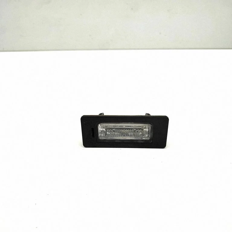 Numura zīmes apgaismojums 8T0943021