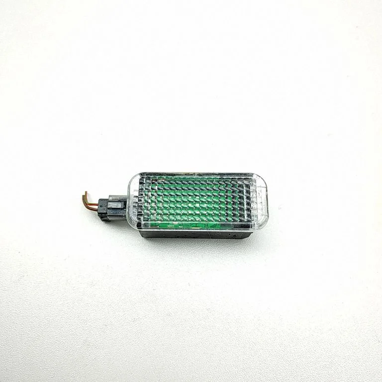 Priekšējo sēdvietu apgaismojuma lukturis 4E0947415