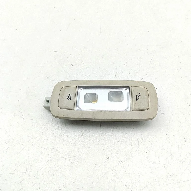 Priekšējo sēdvietu apgaismojuma lukturis 9390895