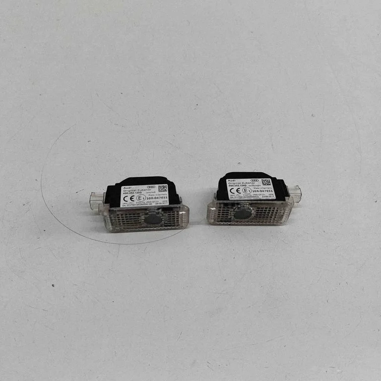 Priekšējo sēdvietu apgaismojuma lukturis 4G0052134D