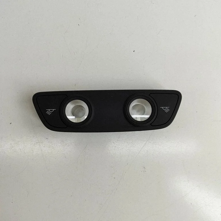 Lampka przednich siedzeń 8W0947111