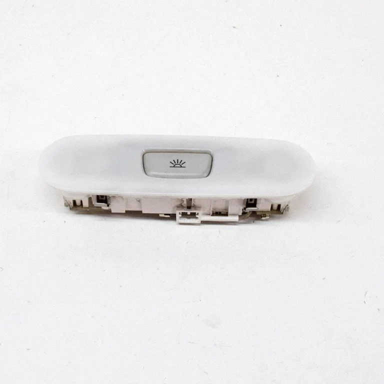 Priekšējo sēdvietu apgaismojuma lukturis 8T0947111