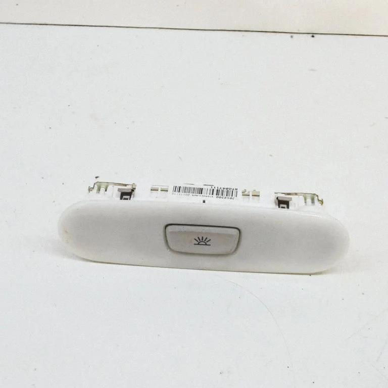 Priekšējo sēdvietu apgaismojuma lukturis 8T0947111