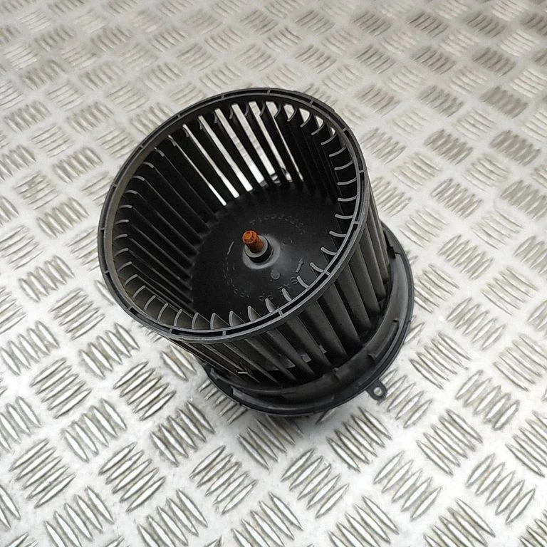 Krāsniņas ventilators/pūtējs – Nissan Leaf II (ZE1) (2017-2025)