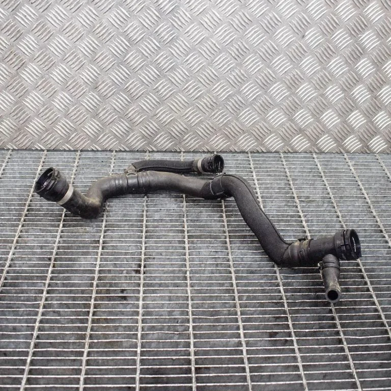 Motora dzesēšanas caurule (-es)/šļūtene (-es) 8R0121049L