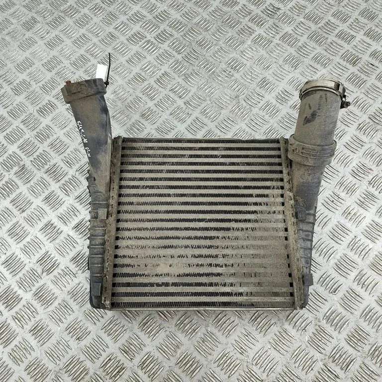 Starpdzesētāja (interkūlera) radiators 7L6145803D