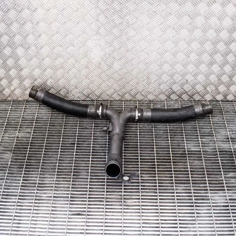 Vahejahuti voolik (-ud)/ toru (-d) – Maserati Ghibli (2013-), vasak