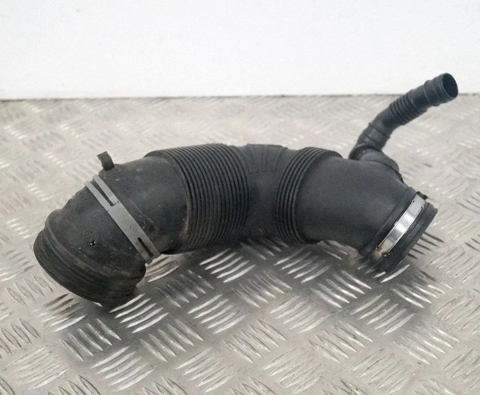 Air intake hose/pipe – Volkswagen Passat B6 (2005-2010)