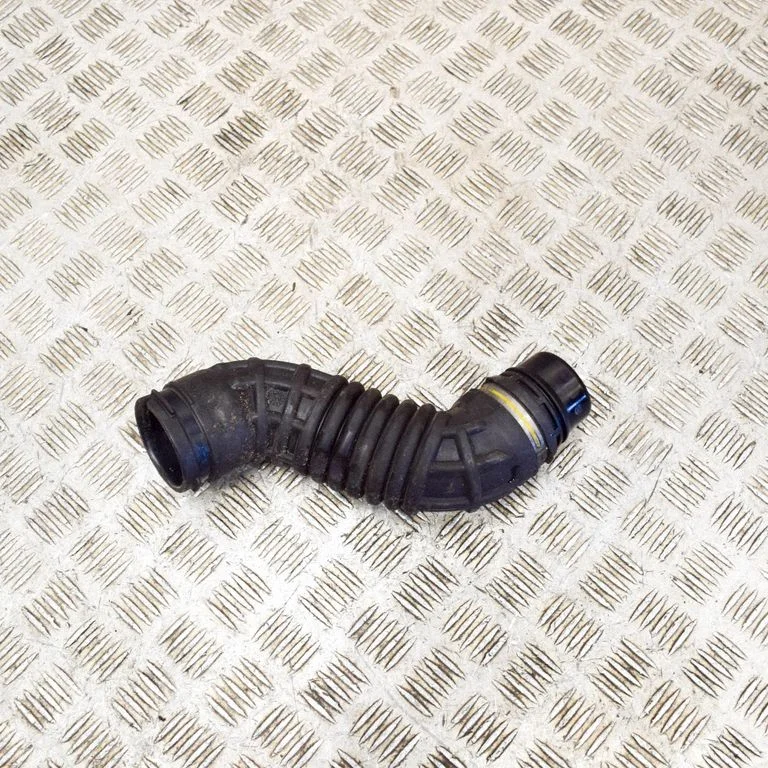 Õhu sisselaske voolik (-ud)/ toru (-d) 70568891 – Maserati Ghibli (2013-)