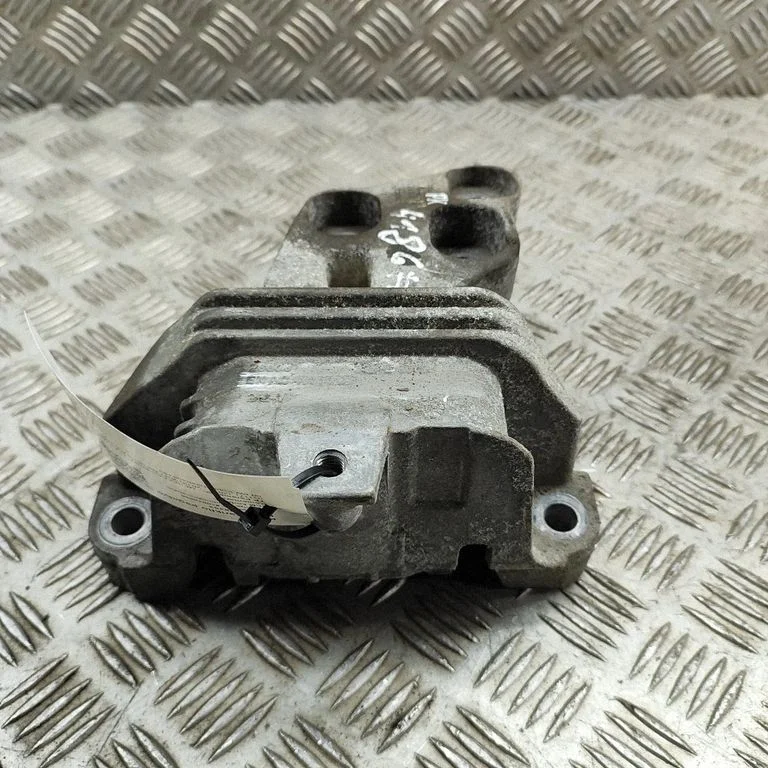 Engine mount bracket – Mercedes-Benz CLA-Class C117 X117 W117 (2013-2019)