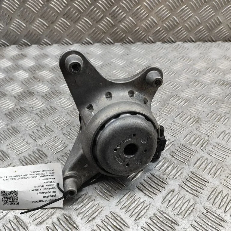 Engine mount bracket A1672409400