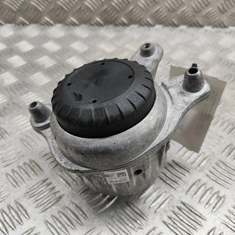 Engine mount bracket – Mercedes-Benz C-Class W205 (2014-2021)