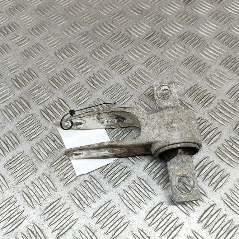 Engine mount bracket 105536600F