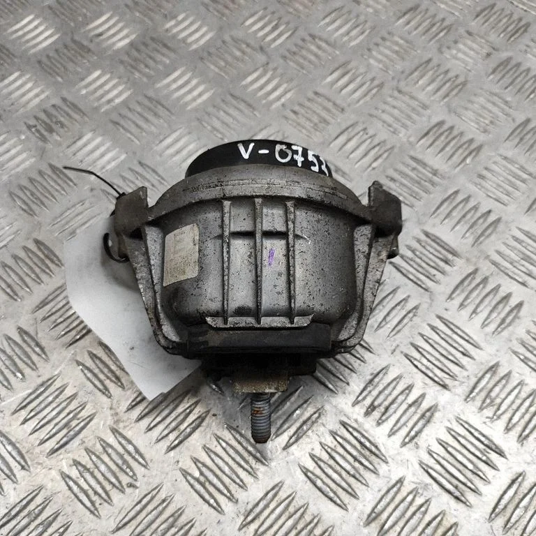 Dzinēja spilvens – BMW 1. sērija E81 E87 (2004-2011)