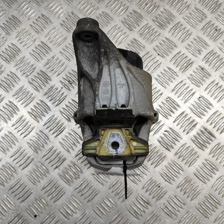 Dzinēja spilvens 8W0199371BR