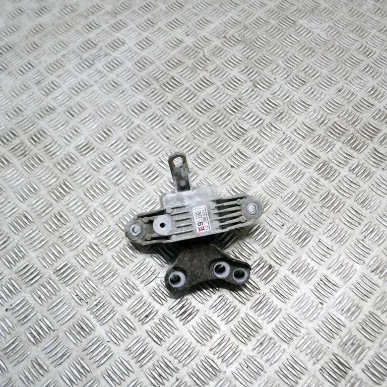 Engine mount bracket 13248551 – Chevrolet Cruze (2009-2016)