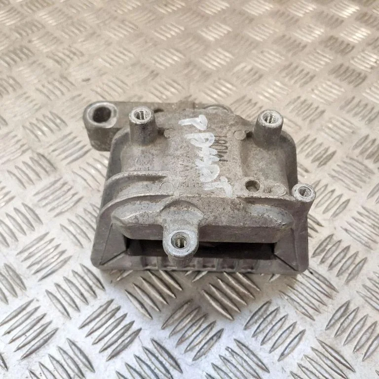 Dzinēja spilvens – Volkswagen Passat CC (2008-2016)