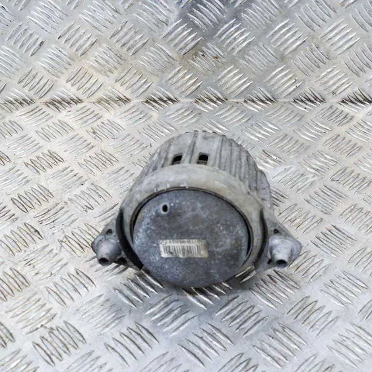Dzinēja spilvens – Mercedes-Benz C klase AMG W204 (2007-2014)