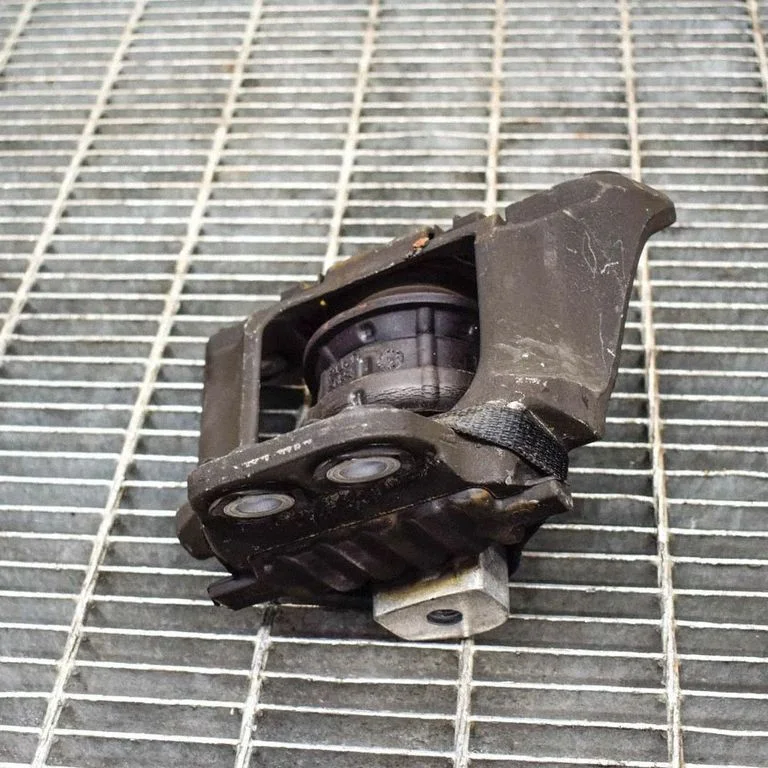 Engine mount bracket 31330588