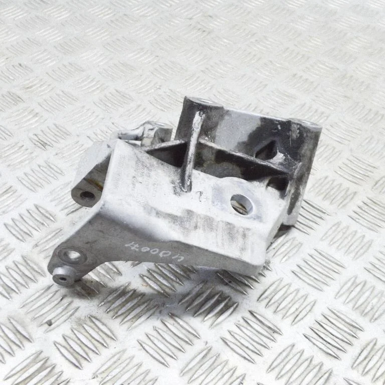 Mootori kinnituskronstein 31430490