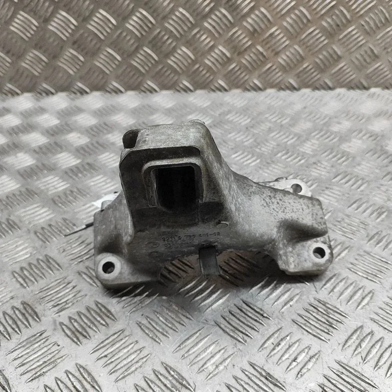 Mootori kinnituskronstein – BMW 3-seeria F30 F35 F31 (2012-2018)