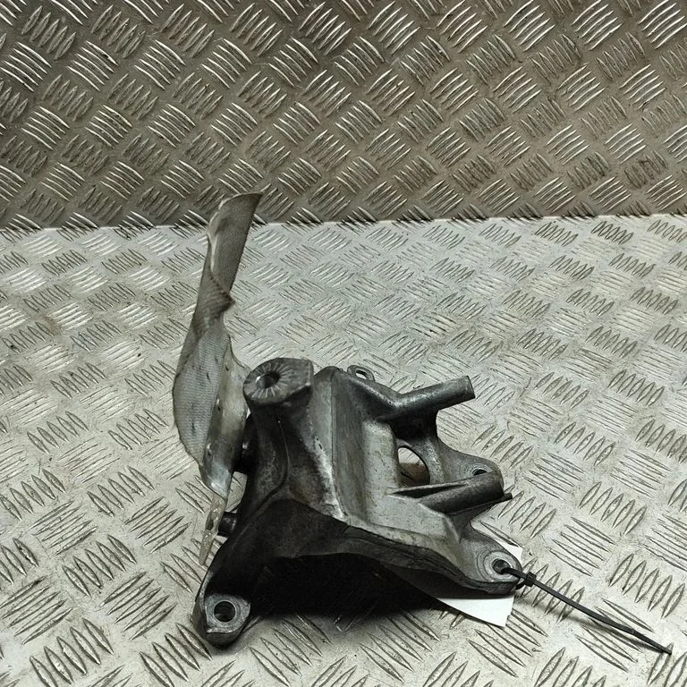 Mootori kinnituskronstein 4M0199308 – Audi Q7 4M (2015-)