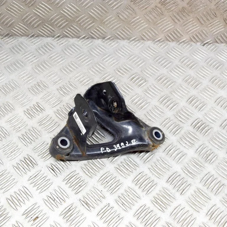 Engine mounting bracket 111023200C