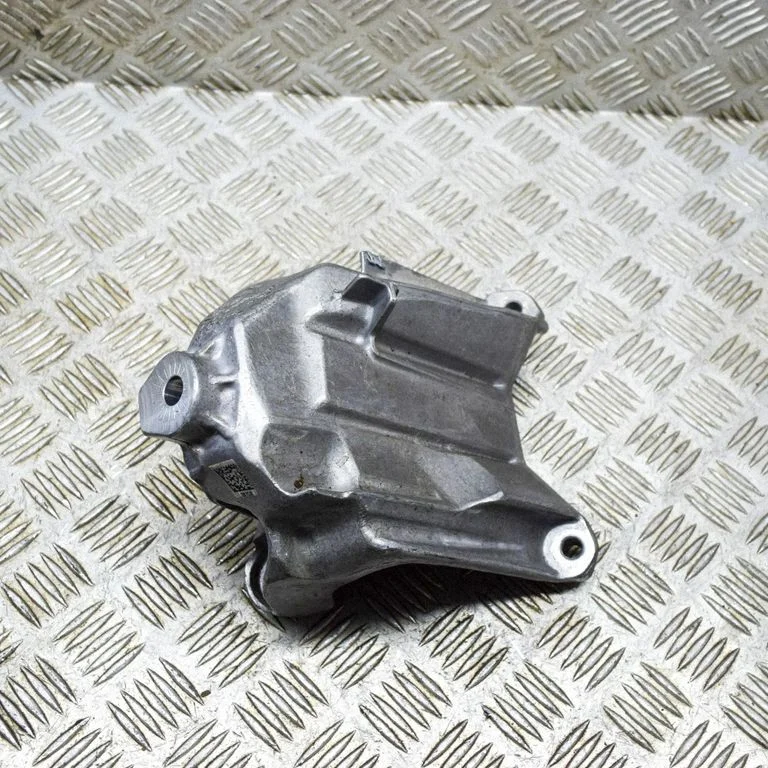 Dzinēja stiprinājuma kronšteins 4M0199307CB