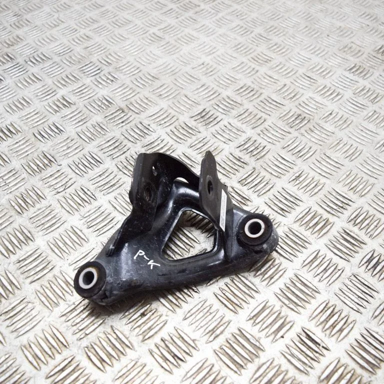Engine mounting bracket 111023300C