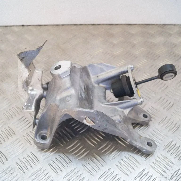 Mootori kinnituskronstein 4M0199308AT – Audi Q7 4M (2015-)