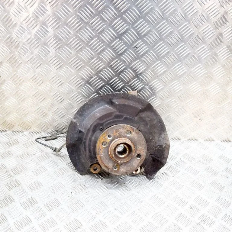 Front wheel hub – left