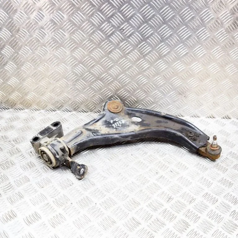 Front lower control arm/wishbone 6772302