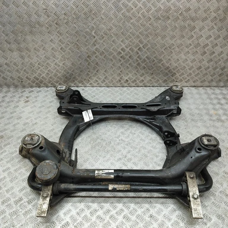 Tagumine abiraam 7L0411025GMUW