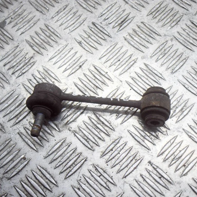 Tagumine stabilisaatori varras – vasak