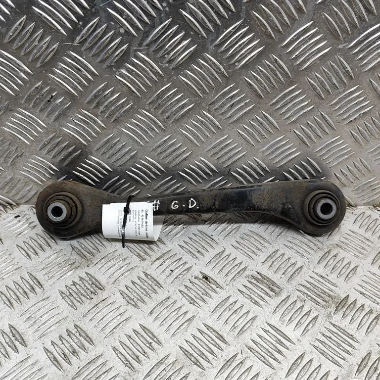 Tagumine ülemine õõtshoob – Audi RS Q3 (2013-2018)