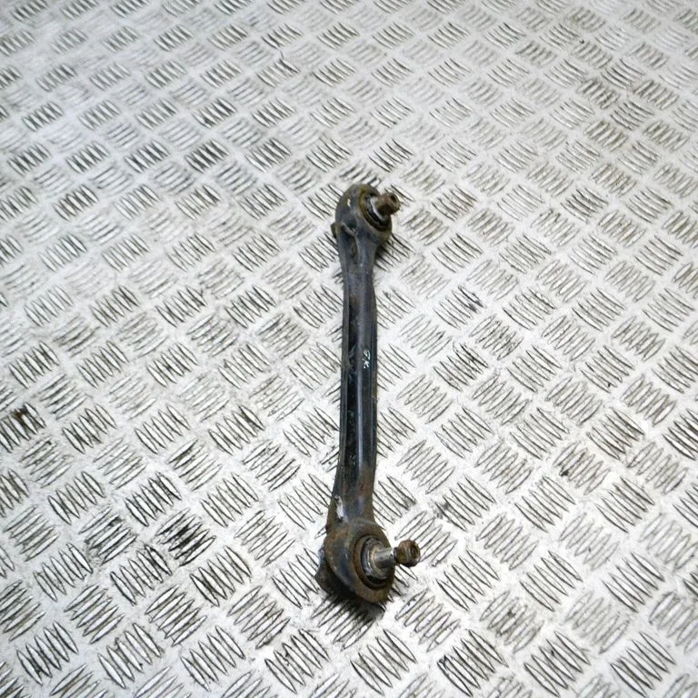 Aizmugurējā svira (dakša) – kreisā