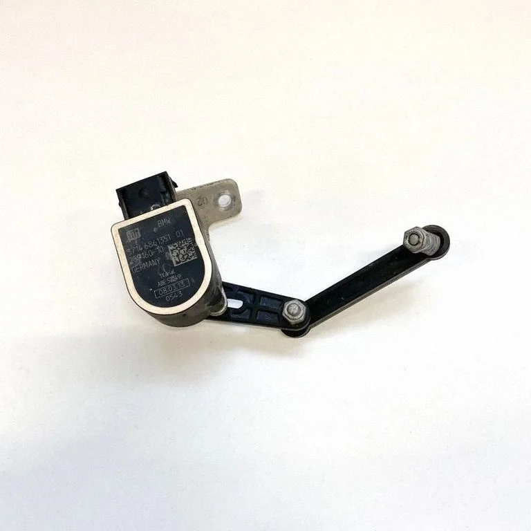 Aizmugurējās gaisa balstiekārtas augstuma sensors 6786798