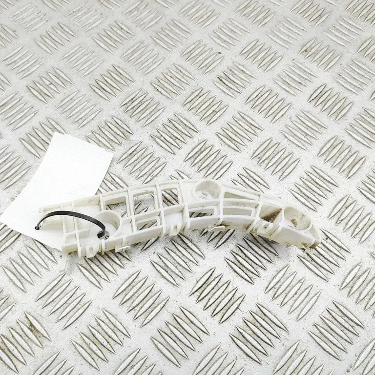Priekšējā bampera turētājs 6400H314
