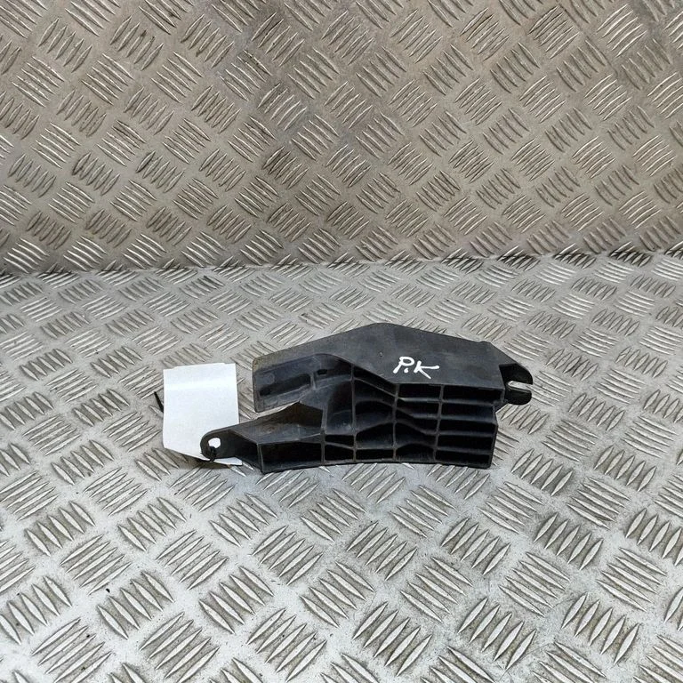 Priekšējā bampera turētājs A2466260100